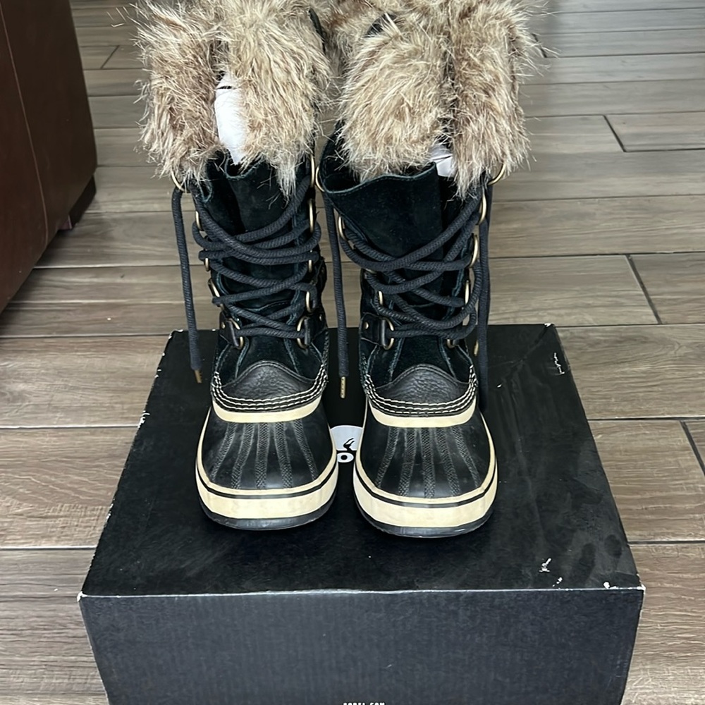 Black and white Sorel Joan of Arctic waterproof boots size 7.5